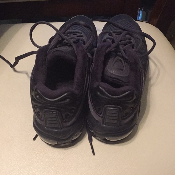 NEW Nike Sneakers - Picture 3 of 8